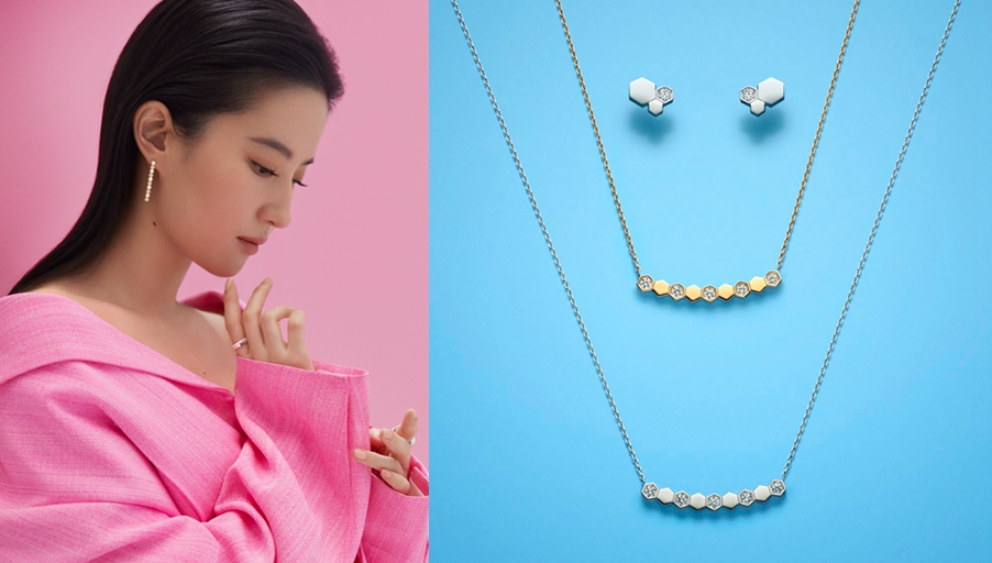 左圖：CHAUMET冠冕大使劉亦菲玩轉(zhuǎn)愛•巢系列戒指、耳環(huán)右圖： CHAUMET Bee My Love愛•巢系列耳釘：¥19,800，項(xiàng)鏈：¥23,100 - ¥24,700（均為現(xiàn)時(shí)參考價(jià)）